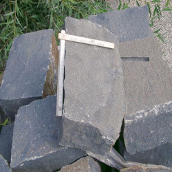 20 - 25 cm hohe Basalt-Mauersteine schwarz versetzt
