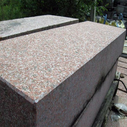 20 cm starke Granit-Podestplatte Tiago hellgelb 150 x 150 cm