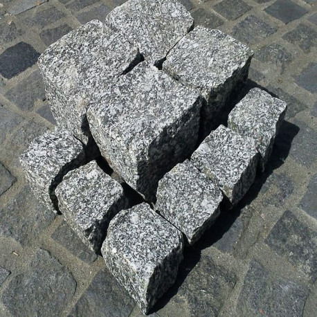 30 x 30 cm Granit-Mauersteine Griys hellgrau, mit 2 gesägten Flächen auf Paletten
