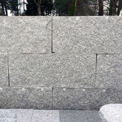 18 x 40 cm Granit-Blockstufen Laahs rot