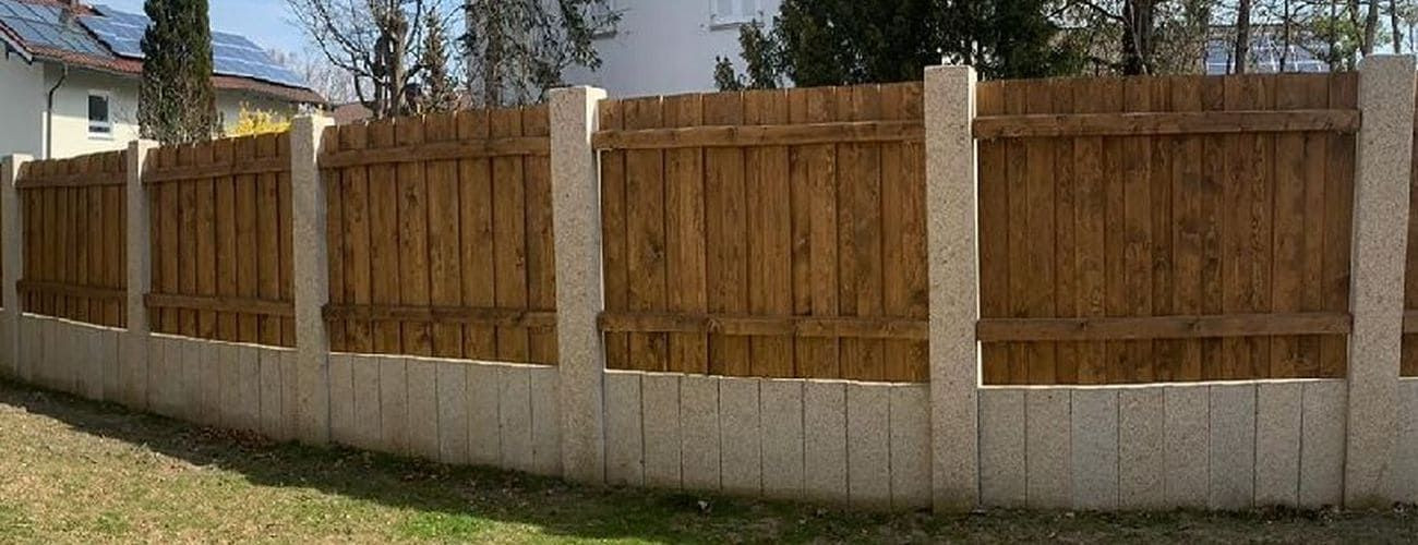 Stelen und Palisaden