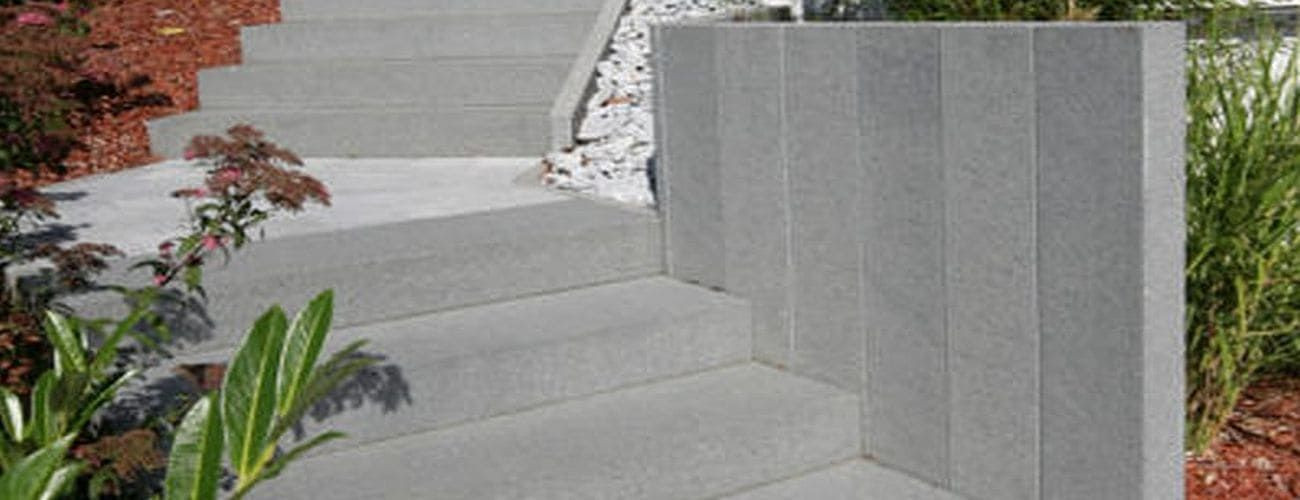 Stelen und Palisaden