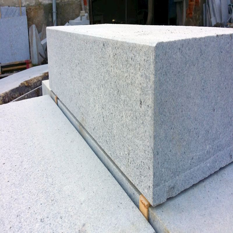 20 x 45 cm Granit Blockstufen Griys hellgrau