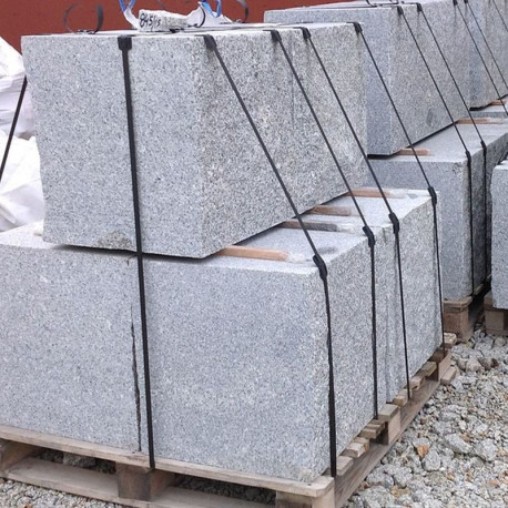 50 x 50 cm Granit-Mauersteine Griys hellgrau, mit 4 gesägten Flächen