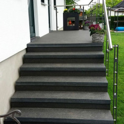 8 cm starke Granit-Podestplatte Pedro Black schwarz